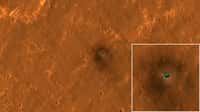 La sonde InSight de la Nasa, sur Mars, vue par la sonde Mars Reconnaissance Orbiter en orbite autour de la planète rouge. © Nasa, JPL-Caltech, University of Arizona