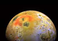Cette photographie de Io prise par la sonde Galileo montre la tache sombre produite par une éruption à Pillan Patera, en 1997. Pillan Patera est une caldeira volcanique d’un diamètre d’environ 73 kilomètres nommée d’après le dieu du tonnerre, du feu et des volcans des Indiens mapuches dans les Andes. Au cours de l’été 1997, une éruption accompagnée de laves à des températures supérieures à 1.600 °C, avec un panache de 140 kilomètres de haut, a déposé un matériel pyroclastique noir riche en orthopyroxène sur une zone supérieure à 125.000 km2. C’est la plus importante éruption effusive dont l’Homme ait jamais été témoin avec au moins 31 km3 de laves émises sur une période de 100 jours. L’éruption a produit un large dépôt de matière sombre de 400 km de diamètre, qui recouvre partiellement l’anneau de dépôts couleur rouge vif entourant le volcan Pélé. © Nasa, JPL, University of Arizona