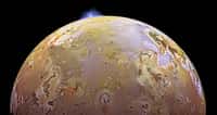 Cette image couleur, acquise lors de la neuvième orbite de Galileo autour de Jupiter, montre deux panaches volcaniques sur Io. Un panache a été capturé sur le bord de la lune, signalant une éruption au-dessus d'une caldeira (dépression volcanique) nommée Pillan Patera. Le panache vu par Galileo mesure 140 kilomètres de haut et a également été détecté par le télescope spatial Hubble. Les images couleur ont été fusionnées avec une mosaïque haute résolution d'images acquises dans diverses orbites pour améliorer les détails de la surface. Le nord est en haut de l'image. La résolution est d'environ deux kilomètres par élément d'image. © Nasa, JPL, Université d'Arizona