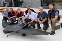 L’équipe de scientifiques de L’UCLan autour de son drone aile-volante revêtu de graphène. © UCLan