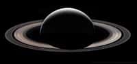 Saturne photographiée le 13 septembre 2017 par Cassini, peu avant son grand plongeon final dans la planète géante. Image composite retravaillée par Mindaugas Macijauskas et publiée sur l'Apod le 11 septembre 2021. © Nasa, JPL-Caltech, Space Science Institute, Mindaugas Macijauskas