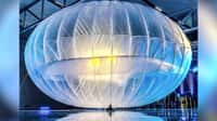 Les ballons stratosphériques du projet Loon de Google sont désormais en mesure de rester en l’air pendant six mois. Leur technologie de transmission bidirectionnelle a été améliorée pour supporter les réseaux cellulaires 4G existants. Ainsi, un seul ballon peut capter le signal d’une antenne relais puis le répercuter aux smartphones compatibles dans un rayon de 80 km. © Google Loon