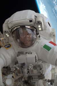 Arborant fièrement les couleurs italiennes, Luca Parmitano est le premier astronaute transalpin à sortir dans l’espace. © Nasa