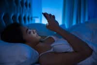 Consulter son smartphone en pleine nuit pour regarder l'heure ou relire ses messages, nuit-il au sommeil ? Torwaiphoto, Fotolia