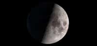 Lune en premier quartier. Le terminateur, la ligne entre le jour et la nuit, est la partie la plus spectaculaire à regarder dans un instrument. © Nasa