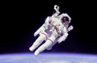 L'astronaute Bruce McCandless II lors de la mission STS-41B en 1984, à quelques mètres de la navette spatiale&nbsp;Challenger et lors de la toute première sortie libre dans l'espace. © Nasa