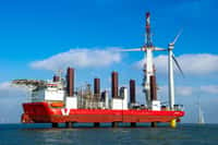 Le navire MPI Discovery a spécialement été conçu pour la construction des parcs éoliens offshore. Sur cette image, une éolienne va recevoir sa troisième et dernière pale. © London Array