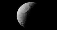 Des chercheurs du Southwest Research Institute (SwRI, États-Unis) présentent une nouvelle preuve que Mimas, la lune de Saturne, pourrait cacher, sous une surface glacée, un vaste océan liquide. © Nasa, JPL-Caltech, Space Science Institute