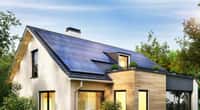 Autoproduire de l'électricité grâce à l'énergie solaire permet de réduire sa consommation d'électricité. Associé à une pompe à chaleur air/eau et un chauffe-eau thermodynamique, la solution globale et évolutive « Ma maison hybride » d'Airwell, rend la maison énergétiquement plus autonome. © slavun, Adobe Stock