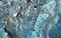 Les plus profonds cratères de Mars, ou bassins d'impact, auraient autrefois abrité des lacs alimentés par un vaste réseau d'eaux souterraines. Ici, une vue rapprochée d'un de ces cratères, le cratère Mc Laughlin. © Nasa/JPL-Caltech/University of Arizona