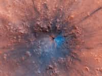 Les cratères d'impact récents comme celui-ci sont rares à la surface de Mars. Image en haute résolution ici. © Nasa, JPL, University of Arizona