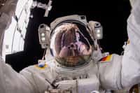 L'astronaute de l'Agence spatiale européenne Matthias Maurer lors d'une sortie extravéhiculaire réalisée lors de sa mission Cosmic Kiss en mars 2022. © Nasa, ESA