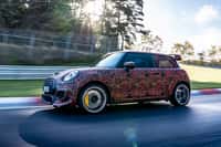 Le prototype de développement de la Mini électrique John Cooper Works testé sur le circuit du Nürburgring en Allemagne. © Mini