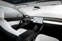 La Tesla Model 3 est équipée d’origine d’une caméra intégrée au rétroviseur intérieur. © Tesla