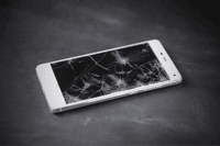 Un smartphone à l'écran brisé. © Adobe Stock