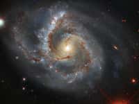 Difficile de préciser la structure de la Voie lactée dans laquelle nous vivons et sur laquelle nous n’avons donc pas de recul. Aussi difficile qu’il serait de décrire un avion en regardant par la fenêtre du hublot. Peut-être qu'elle resemble à NGC 7878, classée dans le catalogue des galaxies particulières au rayon de celles qui ont un « un bras lourd ». Située à 164 millions de kilomètres de la Terre, dans Pégase, elle est de dimension similaire à notre galaxie. © ESA, Hubble, NASA, A. Riess et al.