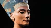 Néfertiti, dont le nom signifie « la belle est venue » ou « la parfaite est arrivée », était la grande épouse royale du pharaon Akhenaton. Elle est célèbre notamment pour son buste conservé au Neues Museum à Berlin. Sa momie pourrait être cachée dans le tombeau de Toutankhamon. © Michael Sohn, AFP, Getty Images