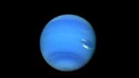 Alors que Voyager 2 approchait de Neptune, la résolution d’image en augmentation rapide révélait de nouveaux détails saisissants (image acquise le 14 août 1989). © Nasa, JPL