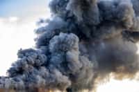 Les incendies de forêt géants dégagent une fumée aux caractéristiques proches de celle du panache d’une explosion nucléaire. © leszekglasner, Fotolia