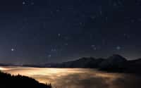 Les constellations emblématiques du ciel d’hiver au-dessus de l’horizon ouest et nord-ouest. Sirius, l’étoile la plus brillante du ciel, est visible à gauche. Bételgeuse, dans Orion (visible à droite de Sirius), est la neuvième étoile la plus brillante. Rigel, également dans Orion (ici sous l’horizon) est la sixième étoile la plus brillante du ciel terrestre. © Sebastian Voltmer, Fotolia