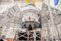 Le véhicule Orion de la Nasa avec, au premier plan, le module de service fourni par l'Agence spatiale européenne et construit par Airbus. Notez que le moteur principal du module a été récupéré sur une navette spatiale de la Nasa ! Il s'agit d'un des deux moteurs de l'Orbiting Maneuvering System, que les navettes utilisaient pour leurs manœuvres orbitales. © Nasa