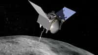 Osiris-Rex est la première mission américaine de retour d’échantillons d’un astéroïde. Cette sonde a été construite par la société Lockheed-Martin. La capsule qui rapportera les échantillons prélevés sur la surface de l’astéroïde Bennu se trouve au centre de l’image (elle est de couleur blanche). Elle ne doit pas être confondue avec l’antenne à grand gain, de même forme, mais plus grande, et qui servira à communiquer avec la Terre (visible à droite sur l’image). © Nasa