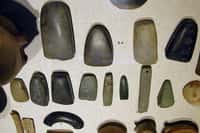 Des objets confectionnés du Néolithique : des haches (9.4), ces polissoirs (9.5) et des bracelets (8). Les haches devaient aussi servir à la guerre. © Michael Greenhalg, Wikipédia, CC BY SA 2.5