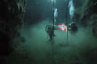 Le drapeau norvégien flotte par -500 m : les pionniers des grands fonds ont leur record. L'image, tirée du film Pioneer, illustre un épisode mal connu de la conquête des fonds océaniques...et du pétrole. © Les films d’Antoine