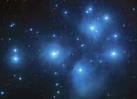 Les Pléiades, un amas ouvert d’environ 3000 étoiles et situé à une distance d'environ 440 années-lumière  de la Terre dans la constellation du Taureau photographiées ici avec Hubble. Ces étoiles sont jeunes et actuellement, l'amas est plongé dans un nuage de gaz et de poussières. © Nasa, DP
