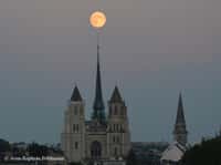 La Pleine Lune du 8 septembre, surprise au-dessus de la cathédrale Saint-Bénigne, à Dijon, par Jean-Baptiste Feldmann. Des images à retrouver sur son blog, Cielmania. © Jean-Baptiste Feldmann
