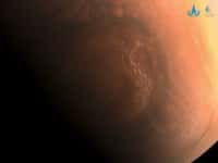Cette image en couleur du pôle nord martien a été acquise par la sonde Tainwen-1, quelques jours après son arrivée autour de&nbsp;Mars. Contrairement aux deux images en noir et blanc offrant une bonne résolution, cette image a été acquise par une caméra à moyenne résolution. © CNSA