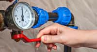 Entretenir les installations de plomberie nécessite des connaissances et pour une chaudière à gaz, par exemple, la loi impose un entretien annuel et l'intervention d'un professionnel. © Engie