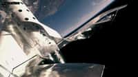 Le SpaceShipTwo de Virgin Galactic lors de son cinquième vol motorisé à seulement 10 kilomètres des 100 kilomètres de la frontière de l'espace définie par la Fédération aéronautique internationale. © Virgin Galactic
