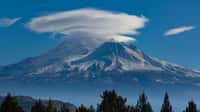 L'un des plus célèbres nuages accrochés à une montagne est celui du mont Fuji au Japon. © Canva