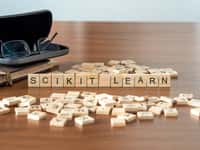 Le concept de Scikit-Learn, bibliothèque de machine learning, représenté en lettres de bois.© lexiconimages -  AdobeStock