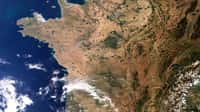 La Terre observée par le satellite Sentinel 3 le 9 août 2022. Remarquez la fumée de l'incendie en cours à proximité d'Angers.&nbsp;© Copernicus Sentinel data (2022), ESA, CC by-sa 3.0 IGO