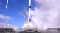 Décollage du lanceur Falcon 9 avec à son bord 60 satellites de la constellation Starlink. © SpaceX (capture vidéo)