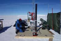 Le tube étanche dans lequel la sonde Subglacior descendra a été testé sur la base Concordia sur une profondeur de 100 mètres. © P. Possenti, CNRS, LGGE, IPEV