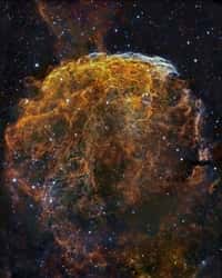 Rémanent de la supernova IC 443 interagissant avec un nuage moléculaire dense dans la constellation des Gémeaux. La taille angulaire du vestige est similaire à celle de la Lune (0,5 °), ce qui correspond à un diamètre d'environ 410.000 milliards de kilomètres pour une distance au rémanent estimée à quelque 5.000 années-lumière. © J. P. Metsavainio