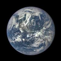 La Terre, le 6 juillet 2015, photographiée par le satellite DSCOVR (Deep Space Climate Observatory) à 1,6 million de kilomètres de distance. La précédente vue globale de notre planète remonte à 1972 et la mission Apollo 17. Les astronautes lui affublèrent alors le surnom de « Bille bleue » (Blue Marble, en anglais) qui est resté en usage. La Terre est une planète vivante du fait de la tectonique des plaques qui cause séismes et volcans. © Nasa
