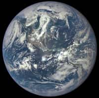 La Terre, le 6 juillet 2015, photographiée par le satellite DSCOVR (Deep Space Climate Observatory) à 1,6 million de kilomètres de distance. Les humains sont-ils en train de l'abîmer ? © Nasa