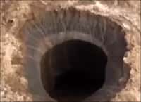 Le buzz du mois : en vidéo : mais d’où vient ce trou géant découvert en Sibérie ? L'effondrement du toit d'une cavité souterraine ou une explosion dans un sous-sol gorgé de gaz sont les deux explications possibles de ce phénomène. © Konstantin Nikolaev