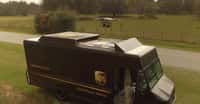 UPS pense que la solution combinant un drone et un camion de livraison est la plus souple pour assurer des livraisons en zones rurales. © UPS