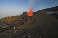 Le volcanologue se déplacent sur le terrain au plus près des volcans pour étudier leur activité et leur dangerosité. © Vincent, Fotolia.