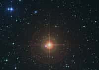 À la fin de sa vie, le Soleil ressemblera à la géante rouge W Hydrae. © Digitized Sky Survey 