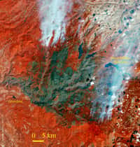 L’incendie de Yosemite, observé par le satellite Spot-6 dans le proche infrarouge. Cette bande fait apparaître très distinctement les zones boisées en rouge et les espaces brûlés en brun. © Astrium Services, 2013
