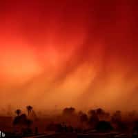  La tempête de sable a provoqué une ambiance rouge digne d'un film d'apocalypse sur des villes bondées de touristes, comme Marrakech. © Karine Durand, image Bing