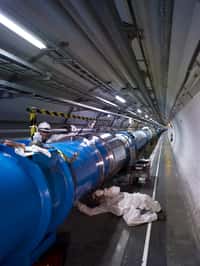 Derniers travaux sur un aimant supraconducteur dans le secteur 6-5 du LHC. Crédit : Cern