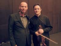 Le chercheur de l’EMPA Francis Schwarze (à gauche) avec le violoniste mondialement connu Matthew Trusler. (Photo: Egmont Seiler) Crédit : 1995-2009 Empa Switzerland