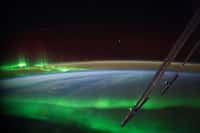 À environ 400 km d'altitude, la Station spatiale internationale ne met qu'une heure et demie à faire un tour de la Terre. Son orbite, inclinée à 51,6° par rapport au plan équatorial, lui donne régulièrement une bonne vue sur les aurores polaires. En voici de magnifiques... L'azote donne des couleurs bleues et rouges, et l'oxygène des teintes vertes et rouges. © Nasa cc by-nc 2.0 